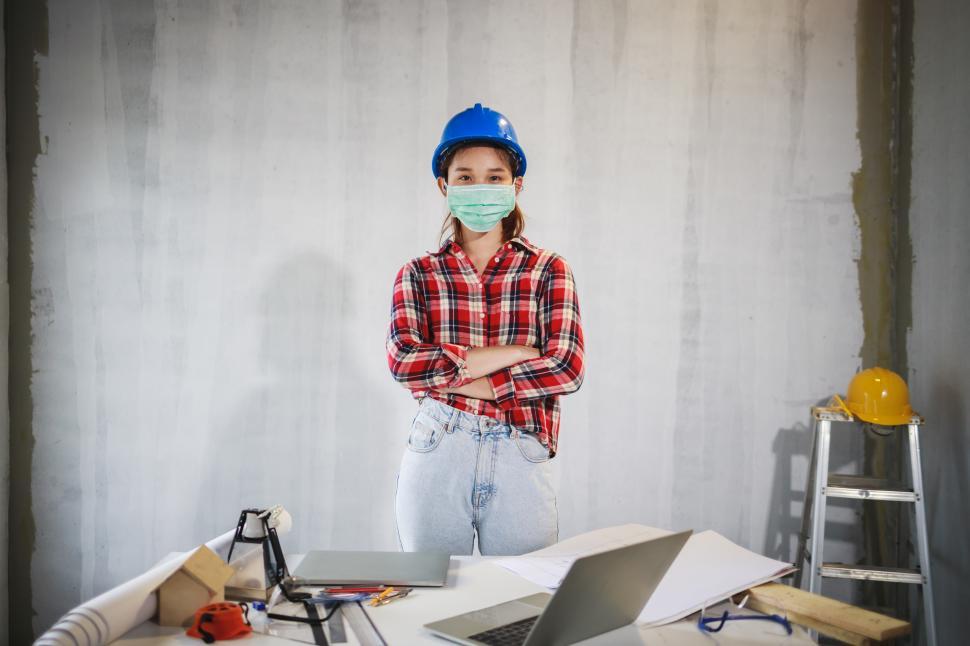 Free Image of Engineer or Foreman woman wearing disposable face mask 