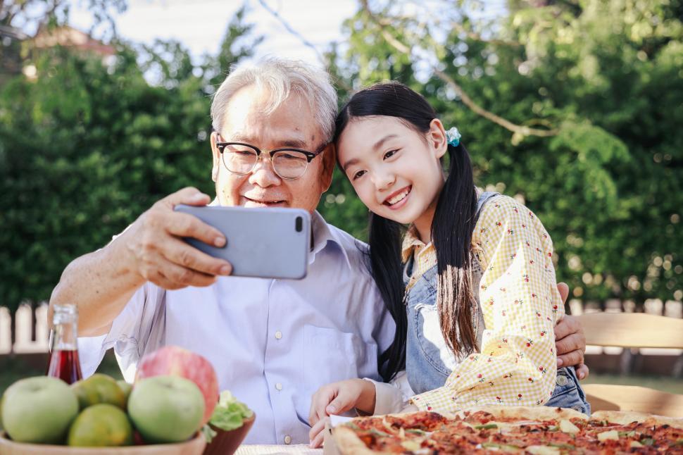 Free Image of Asian retirement grandfather and pretty granddaughter enjoying t 
