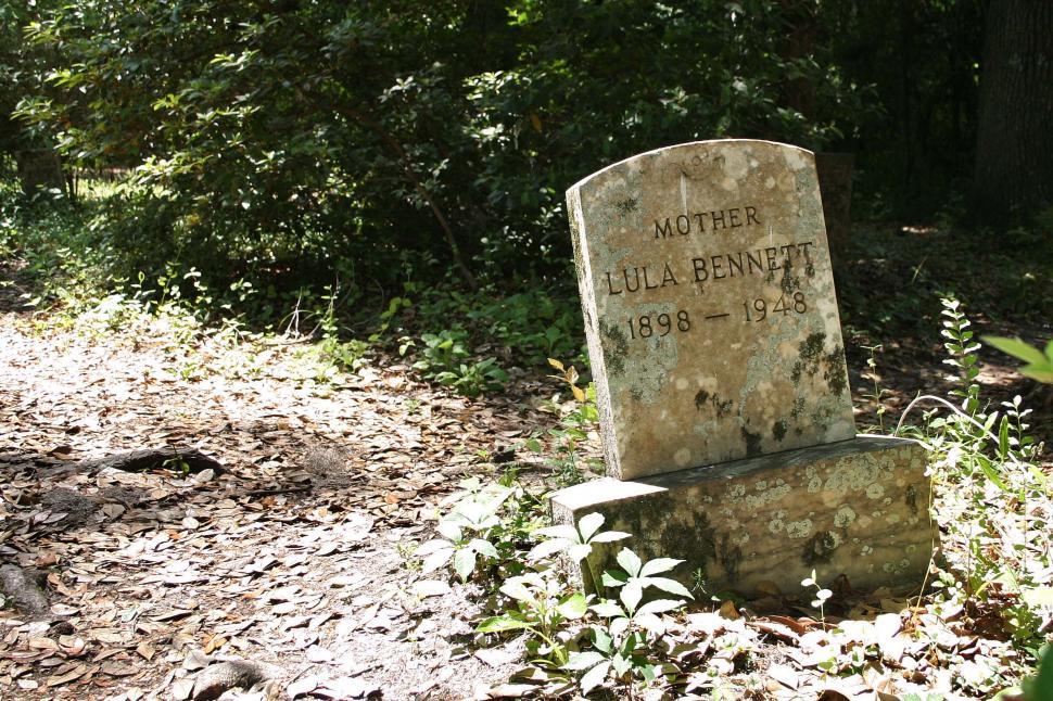 Free Image of Weathered tombstone 