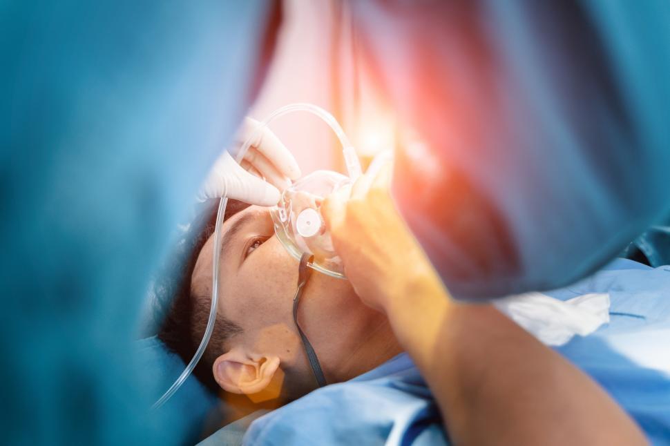 Free Image of Patient in oxygen mask 