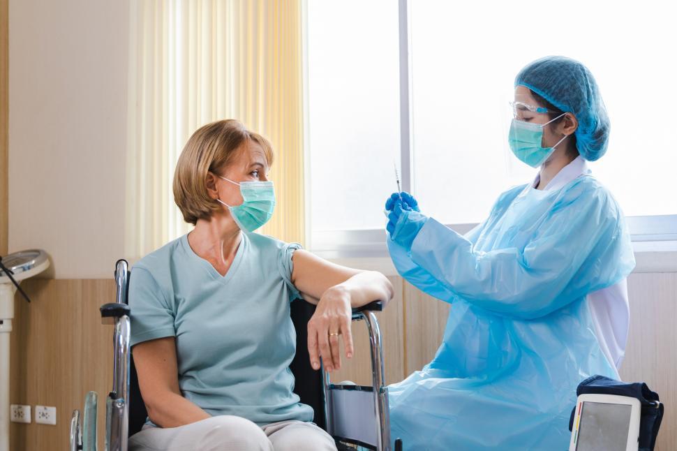 Free Image of Woman in wheelchair receives vaccination 