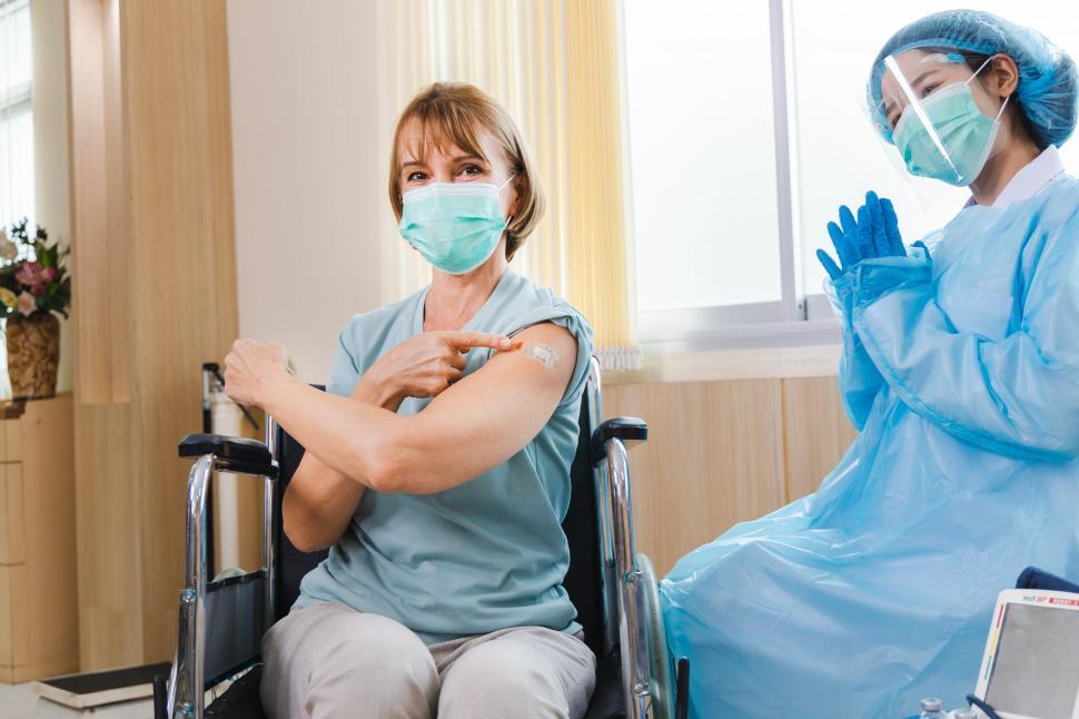 Free Image of Woman is happy to be protected by vaccine 