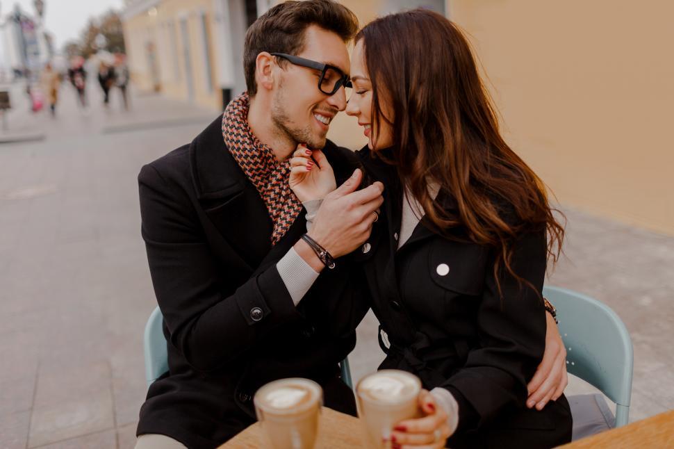 Free Image of Handsome man and his elegant girlfriend 