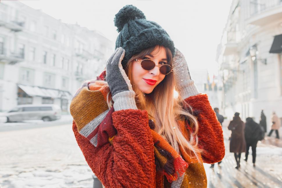 Free Image of Smiling lady enjoying weekend in stylish sunglasses and coat. 