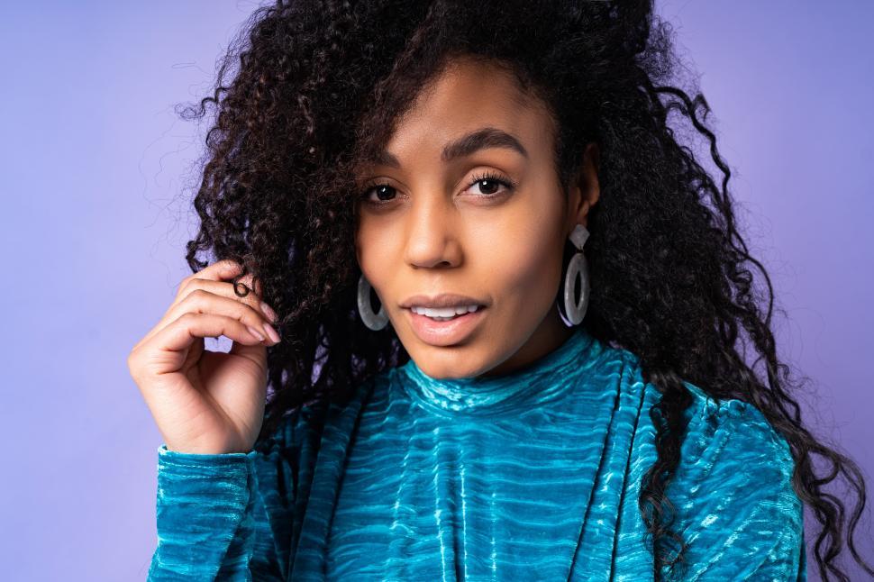 Free Image of Portrait of woman on purple background 