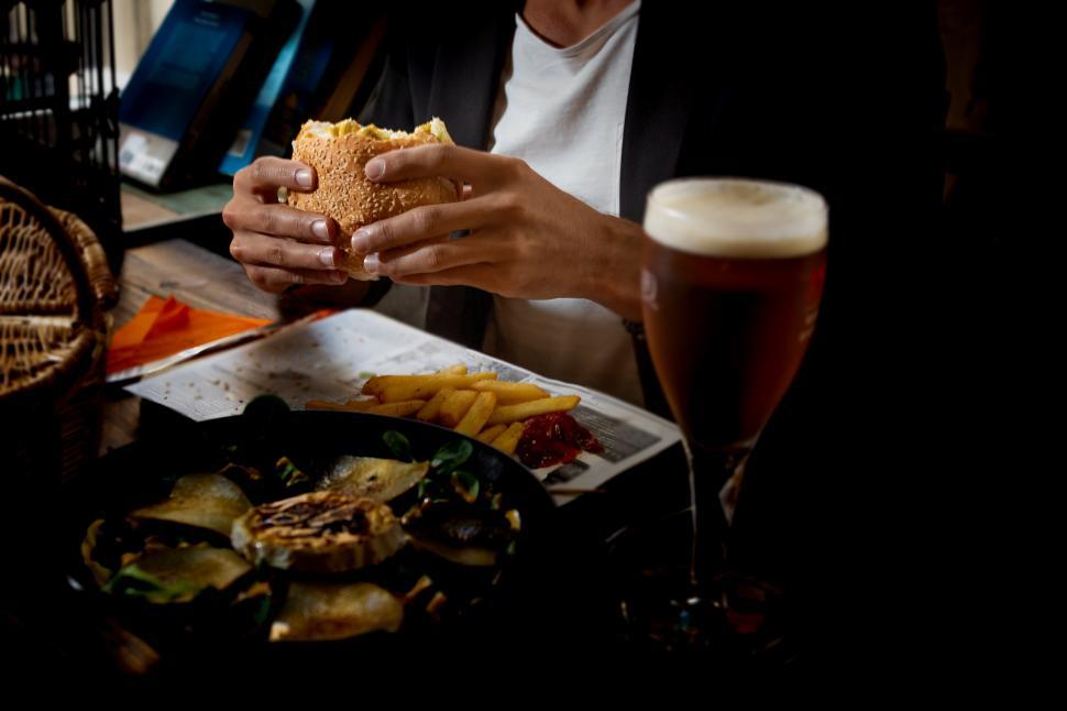 Free Image of an urban young man in a pub eating 