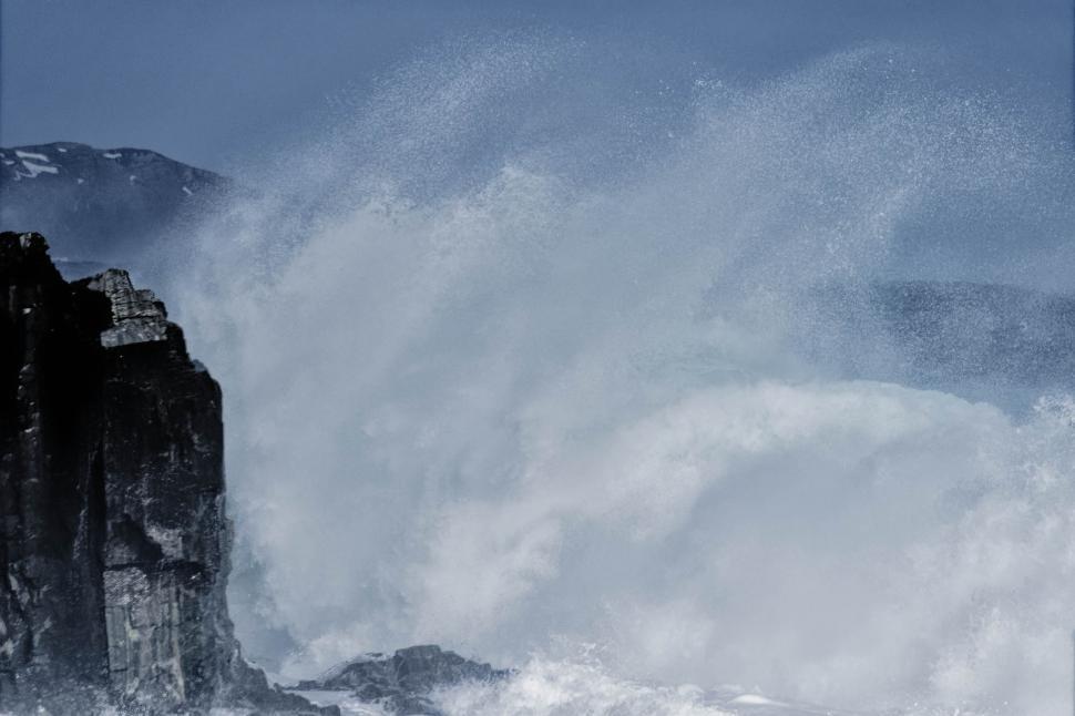 Free Image of Waves breaking  