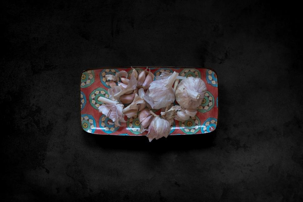 Free Image of mediterranean garlic still life 