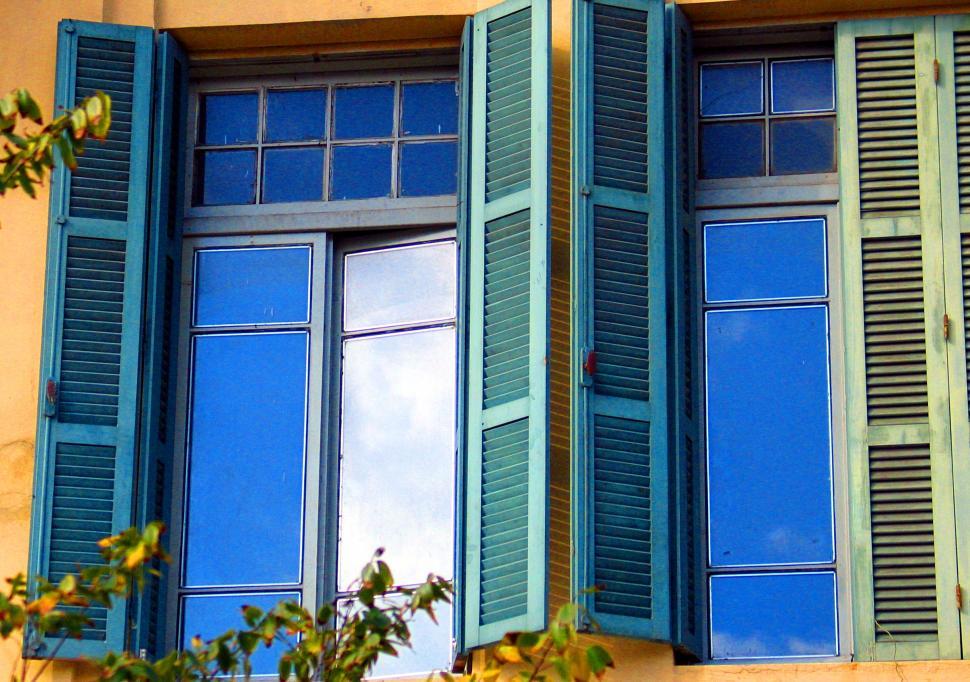 Free Image of windows in tel aviv 