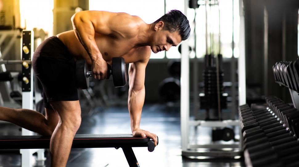 Free Image of Man doing barbell lifts with free weights 