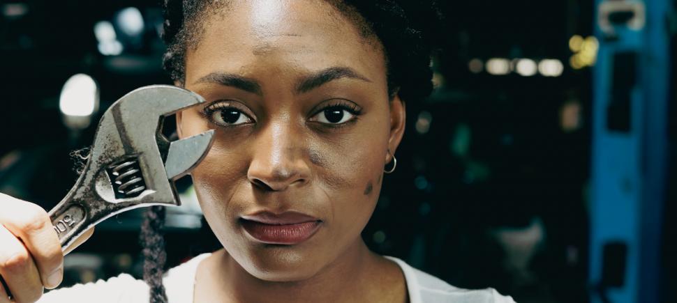Free Image of Portrait of young black female car mechanic 