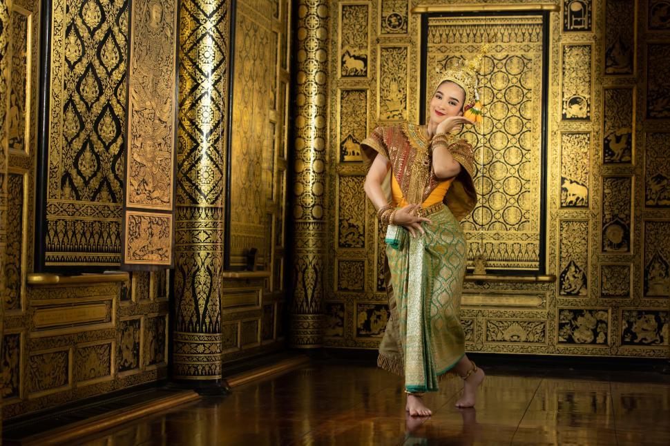 Free Image of Actress in Khon, a classical Thai dance in mask. Except for this character.  
