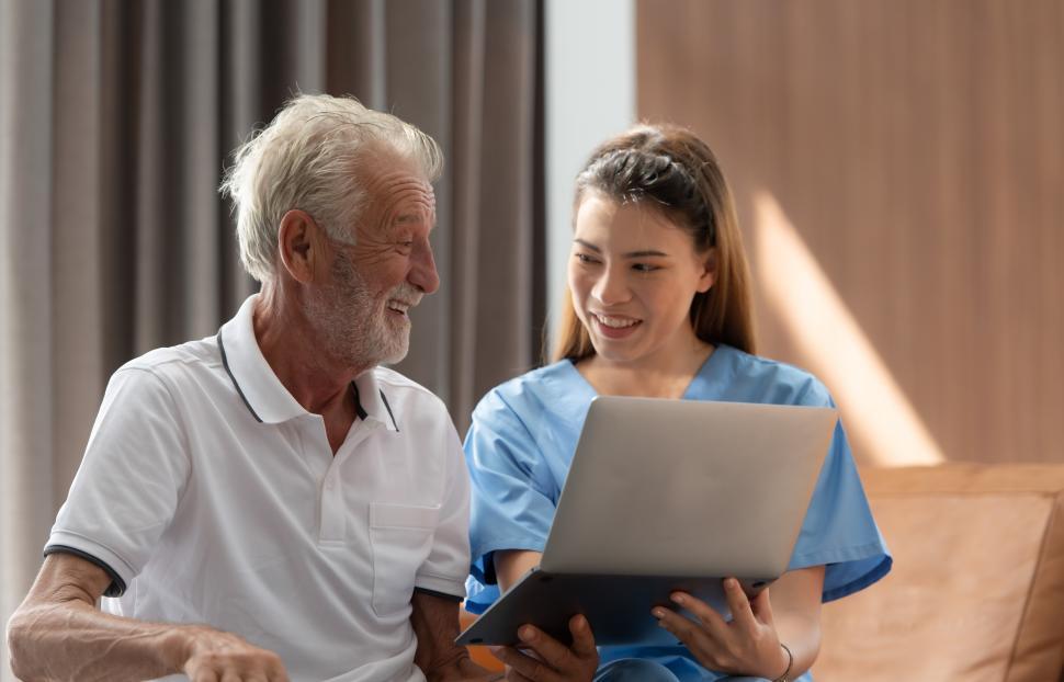 Free Image of The doctor explains the results of the physical examination 