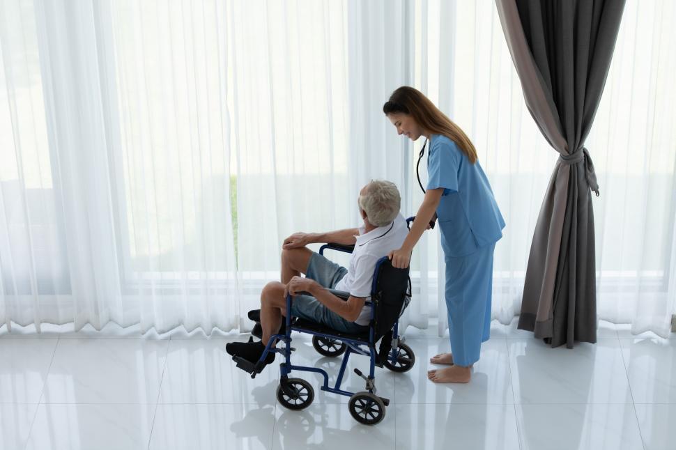 Free Image of Doctor working with elderly patient with symptoms of depression 