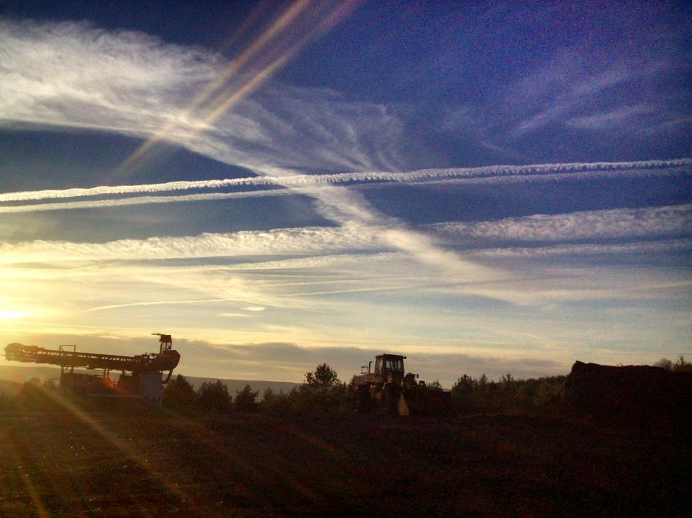 Free Image of Blue skies with jet trails 
