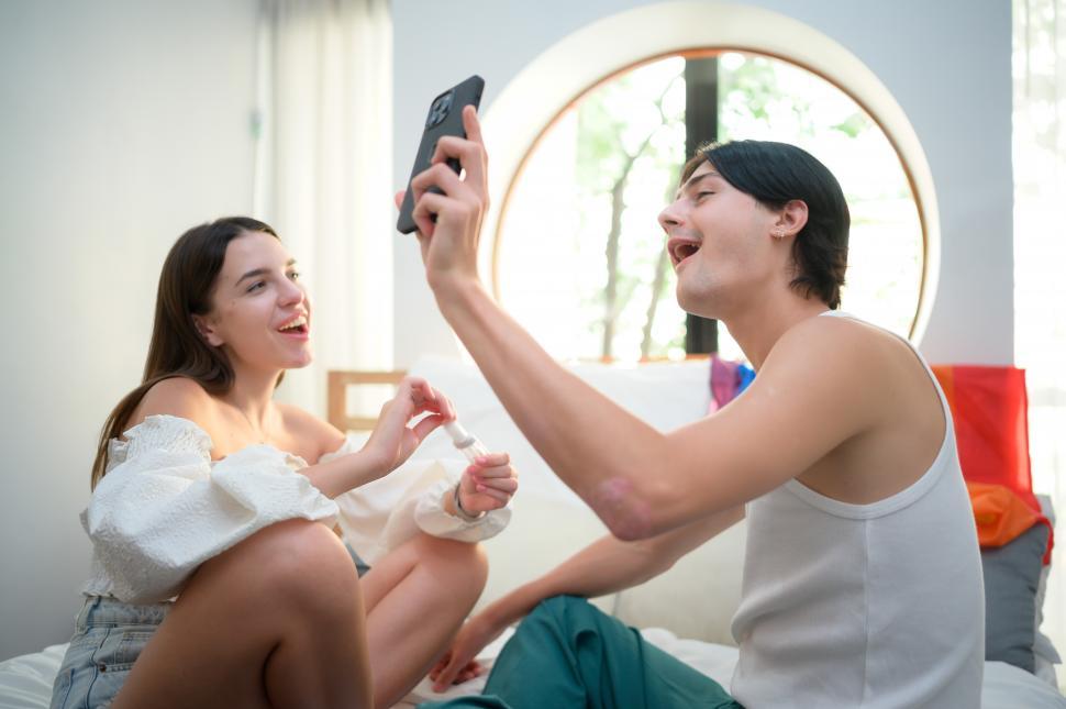 Free Image of Helping a friend get acquainted with make-up and techniques 