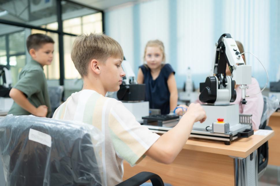 Free Image of Students are studying robotics technology, which is one of the STEM courses. 