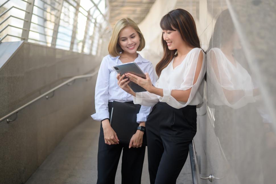 Free Image of Happy young business women are working discusssing business plans 