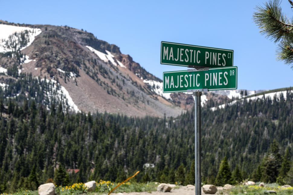 Free Image of Confusing street sign does not offer much clarity when navigating 