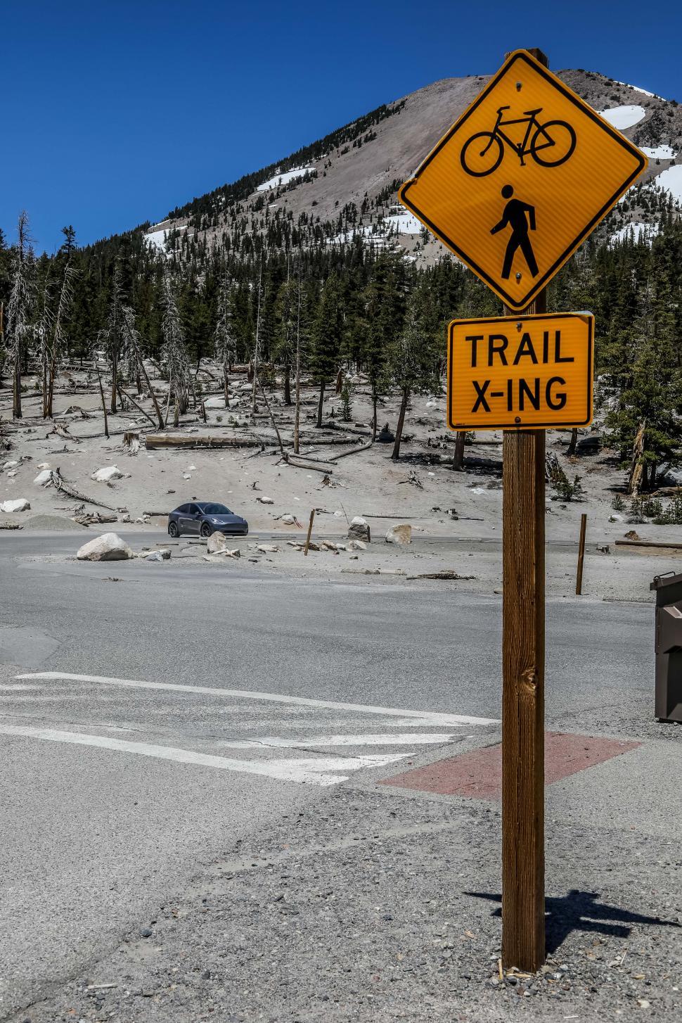 Free Image of Mostly empty parking lot at a recreational area in the Sierra Nevadas 