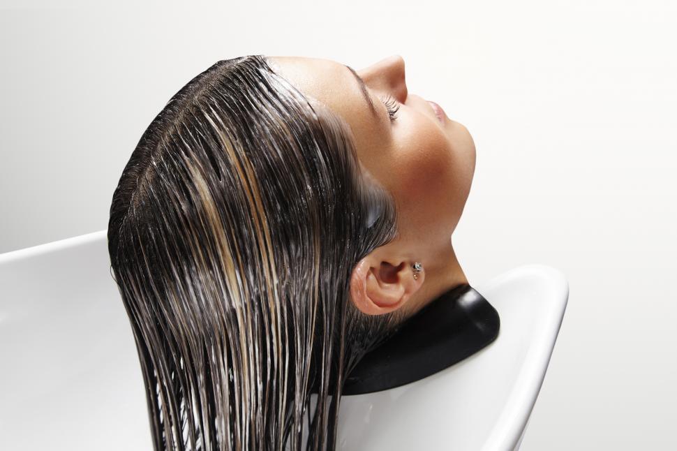 Free Image of woman at salon with mask on her hair 