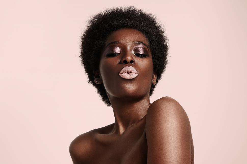 Free Image of black woman with a light pink lips sending kiss 