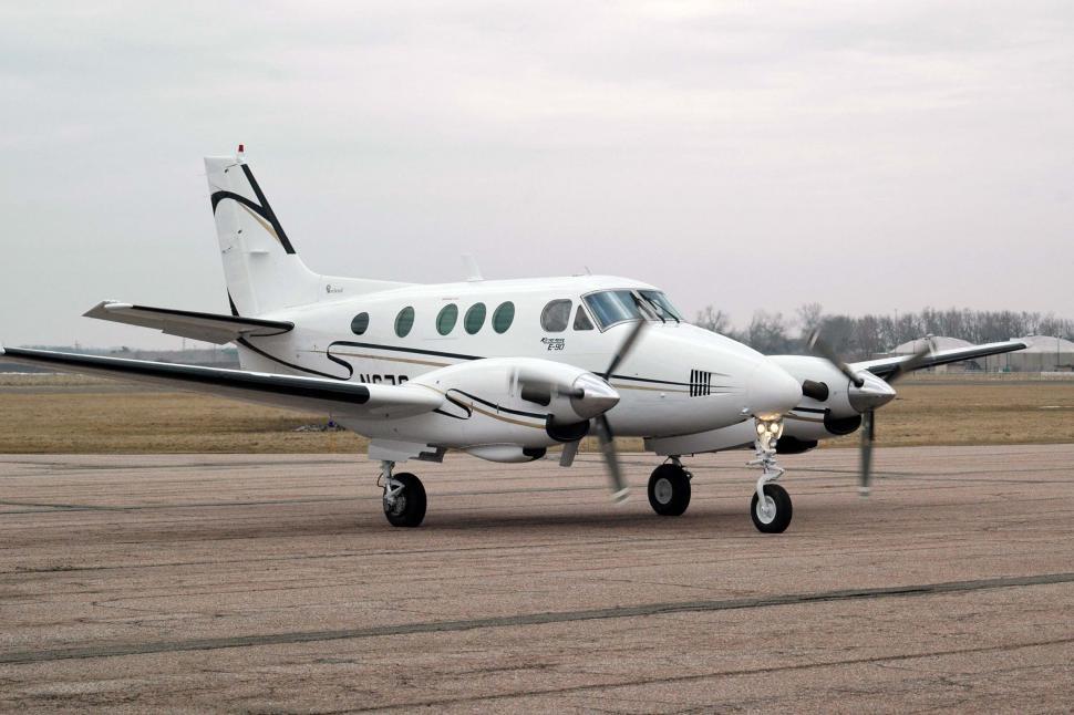 Free Image of Airplane 
