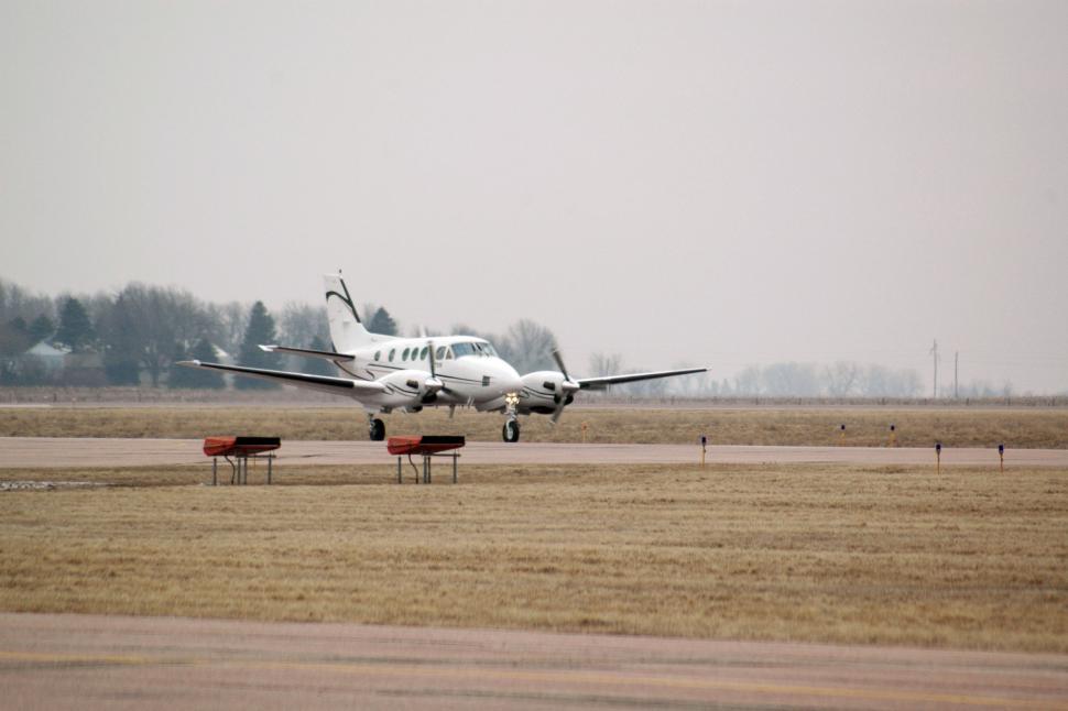 Free Image of Airplane 