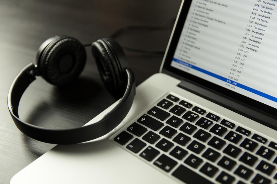 Free Image of iTunes, Laptop &amp MacBook Free Stock Photo 
