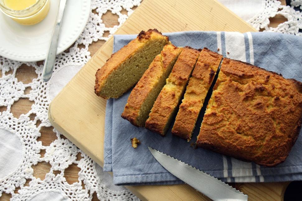 Free Image of A loaf of bread on a cutting board 
