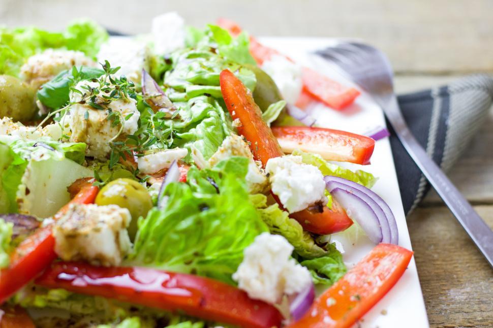 Free Image of A salad on a plate 