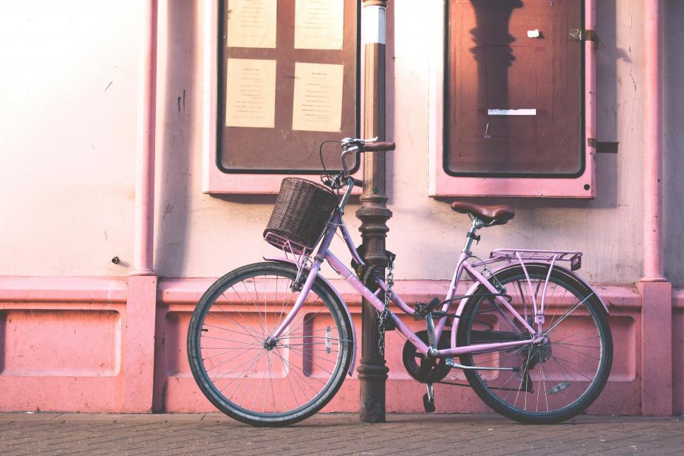Free Image of A bicycle leaning against a pole 