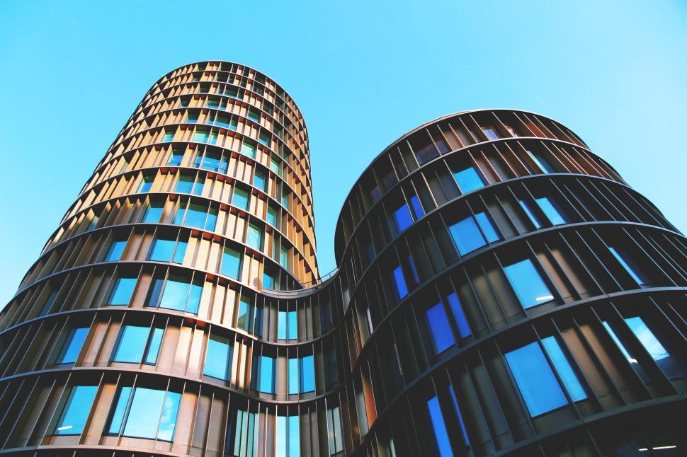Free Image of A tall building with many windows 