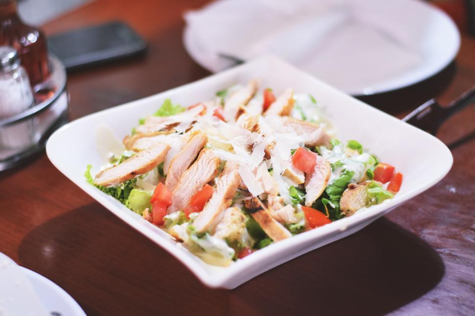 Free Image of A salad in a white bowl 