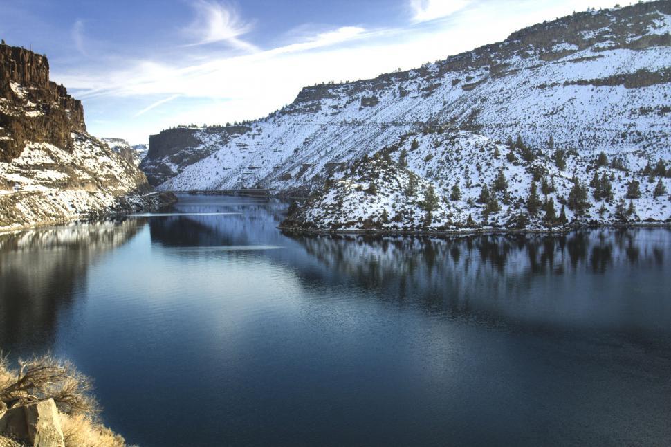 Free Image of A lake surrounded by snow 