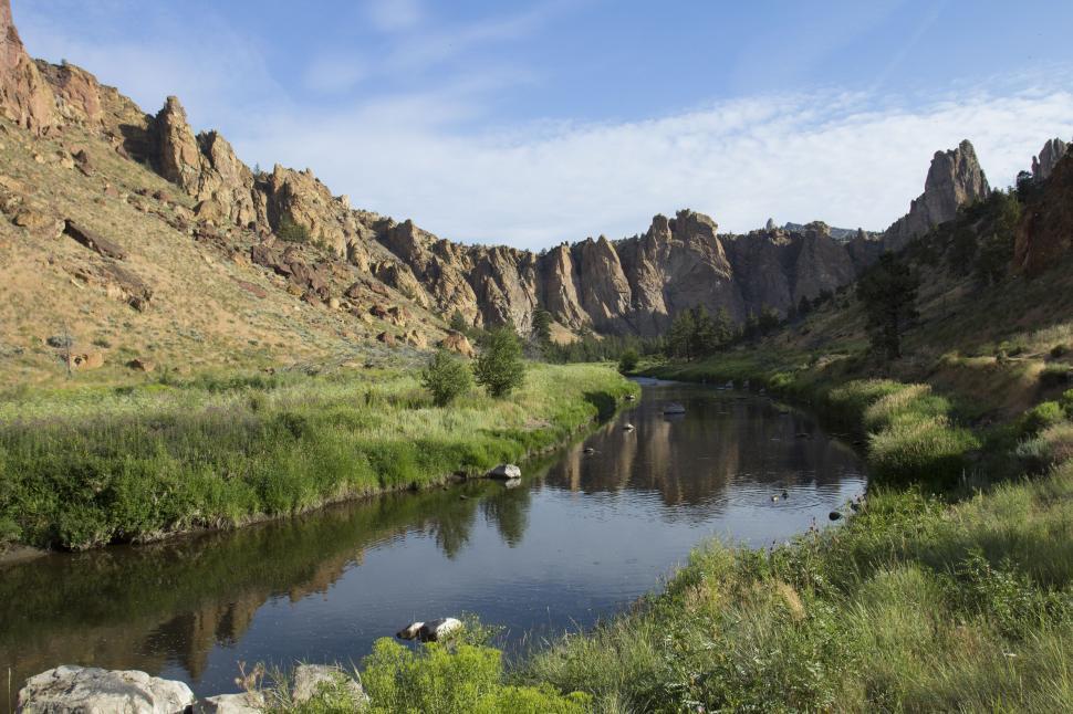 Free Image of A river running through a valley 