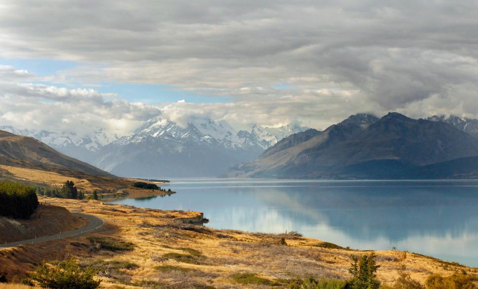 Free Image of A lake with mountains in the background 