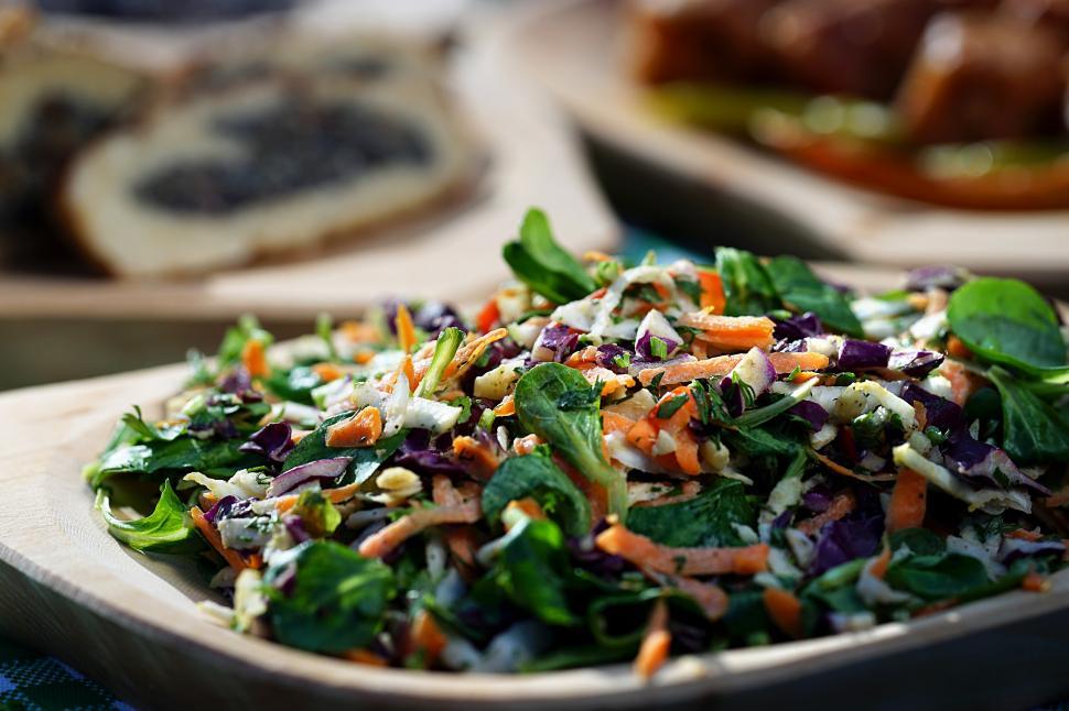 Free Image of A bowl of salad with vegetables 