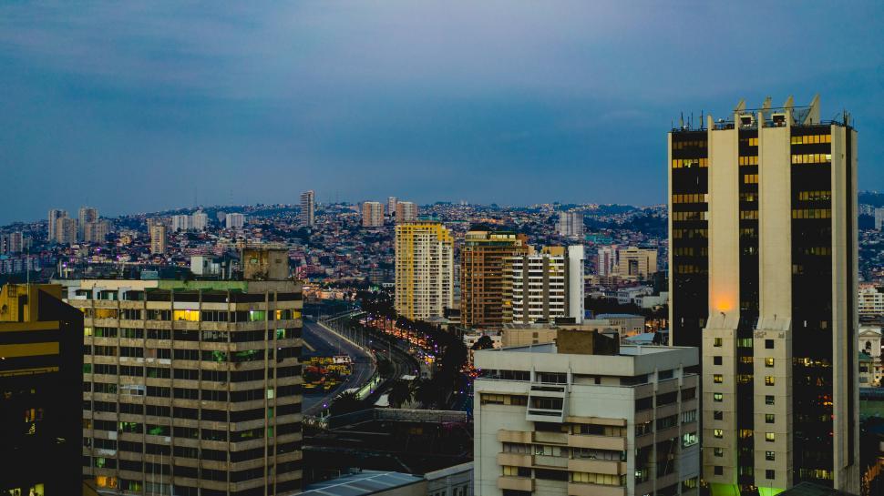 Free Image of A city skyline with many tall buildings 