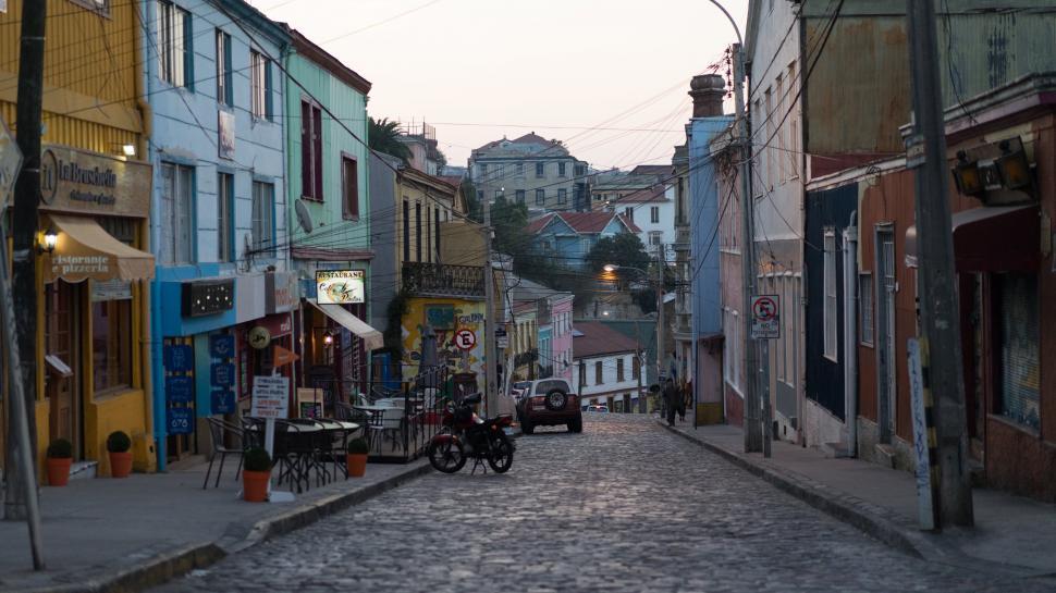 Free Image of A street with buildings and cars 