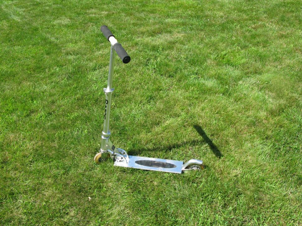 Free Image of Scooter in the Grass 