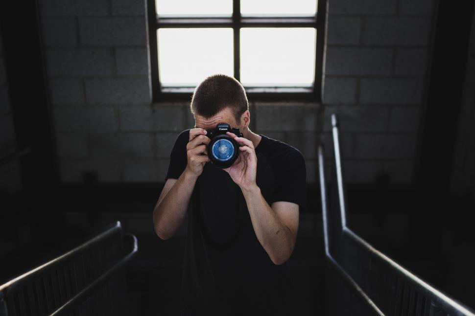 Free Image of A man holding a camera 