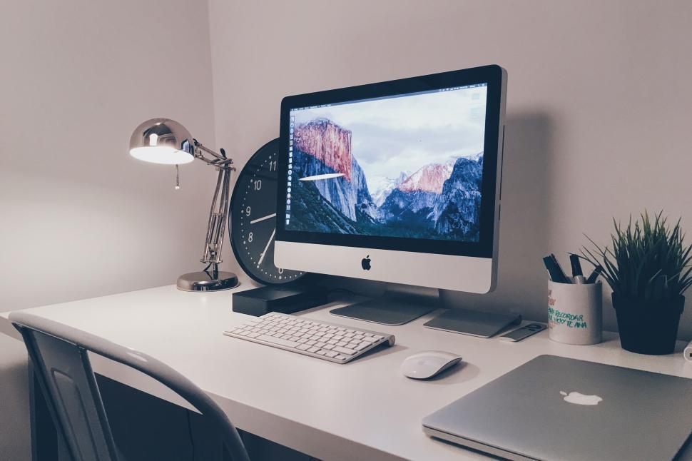 Free Image of A computer on a desk 