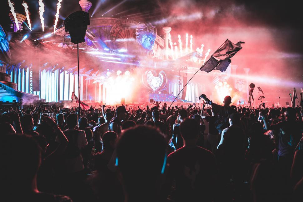 Free Image of A crowd of people at a concert 