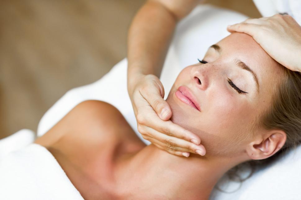 Free Image of Young woman receiving a head massage in a spa center. 