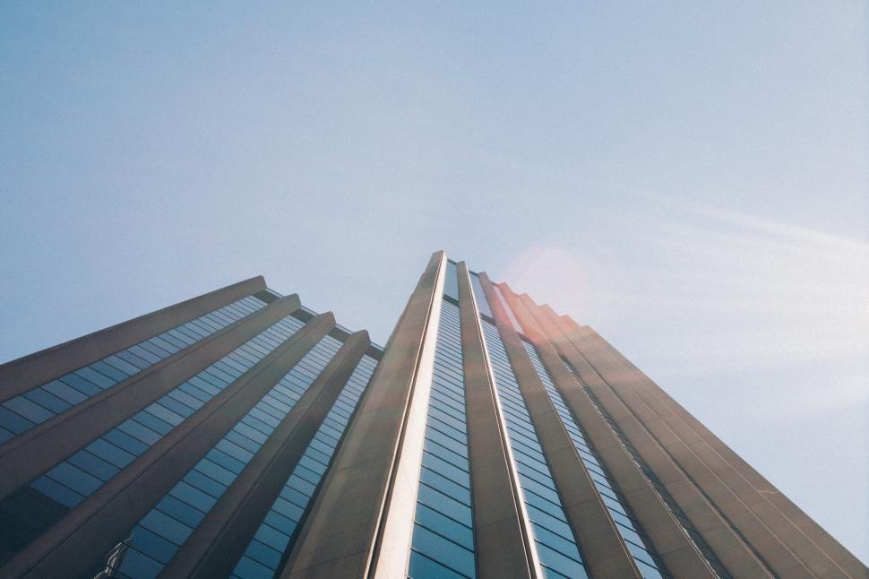 Free Image of A tall building with many windows 