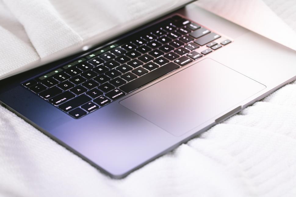 Free Image of A laptop on a white blanket 