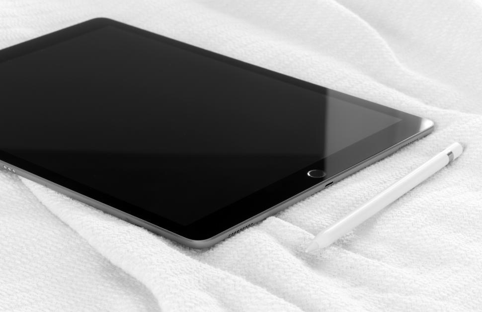 Free Image of A tablet and stylus on a white blanket 