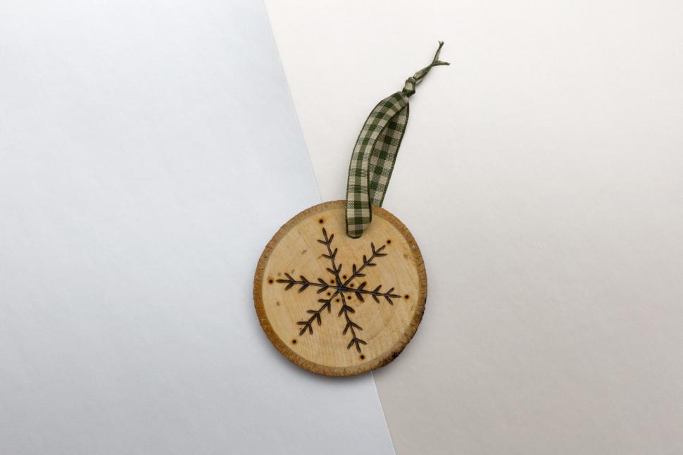 Free Image of A wood slice with a ribbon 