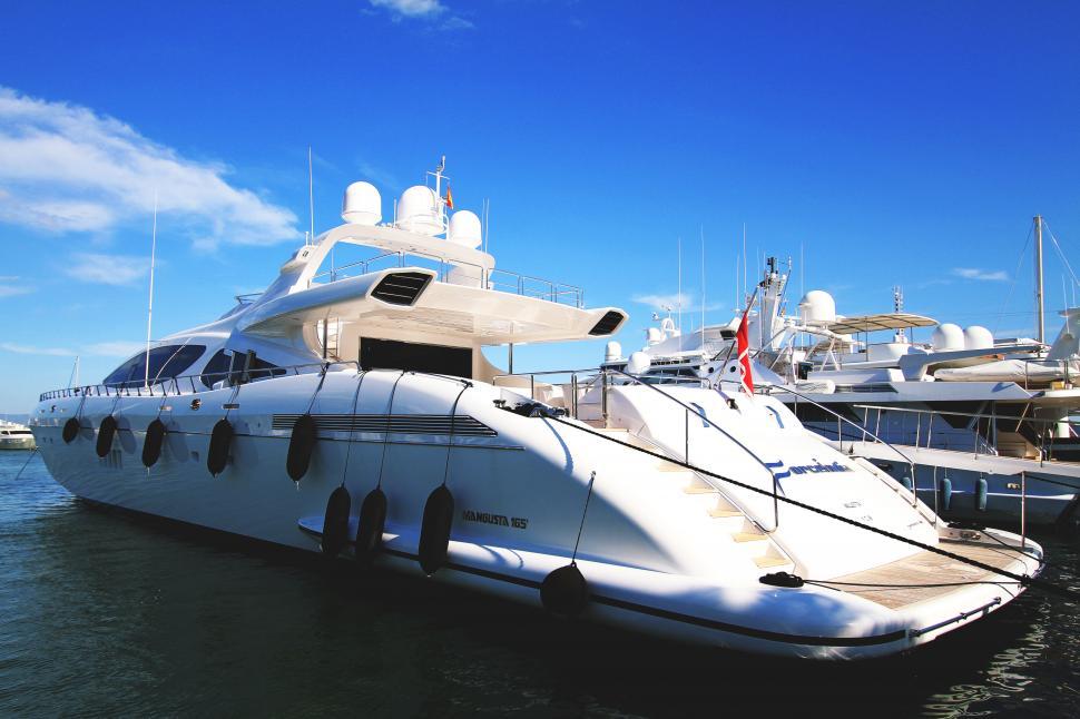 Free Image of A white boat on water 